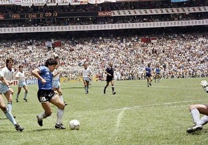 Maradona dribla odbranu Engleske i golmana Šiltona na Mundijalu 1986. - ovaj gol proglašen je za jedan od najboljih u istoriji svetskih prvenstava | Foto: AFP via Getty Images