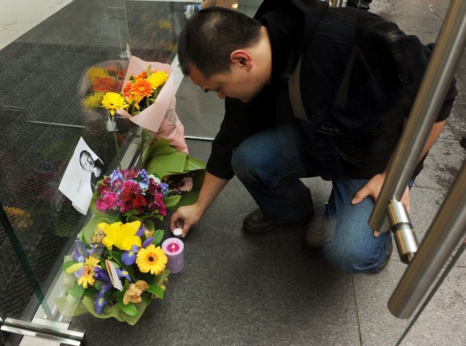 Kwiaty pod sklepem Apple'a