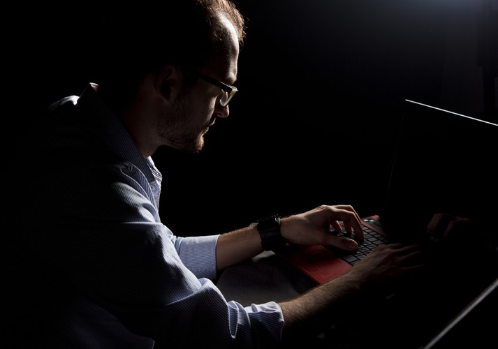 <strong>3. Brak odpowiedniej dokumentacji zmian i rekonfiguracji</strong><br /><br />

Zdarzają się niekiedy sytuacje, w których pilnie trzeba udostępnić jakiś port, otworzyć nowy ftp, czy przekonfigurować serwer, firewall lub router. Zgodnie z protokołem i tzw. „dobrą praktyką”, wszystkie te zmiany powinny zostać odnotowane w wiadomym miejscu. Codzienność zna jednak przypadki, kiedy z braku czasu dokumentacja przekładana jest na później lub w ogóle się nie pojawia. W tak zwanym międzyczasie natomiast pojawiają się konflikty błędnie skonfigurowanych urządzeń, wobec których, pozbawiony dokumentacji administrator, mający dokonać napraw jest bezradny.<br /><br />

Brak dokumentacji pozornie tylko jest zmorą wyłącznie dużych firm i ich działów IT. Uznaje się, że w przedsiębiorstwach, w których cała infrastruktura znajduje się pod kontrolą jednego administratora… i to najlepiej obdarzonego doskonałą pamięcią, stanowi niewielki problem. W praktyce jednak, pojawia się ze zwielokrotnioną intensywnością, kiedy taka firma postanawia z pewnych względów przeprowadzić zmianę na stanowisku administratora infrastruktury informatycznej. <br /><br />