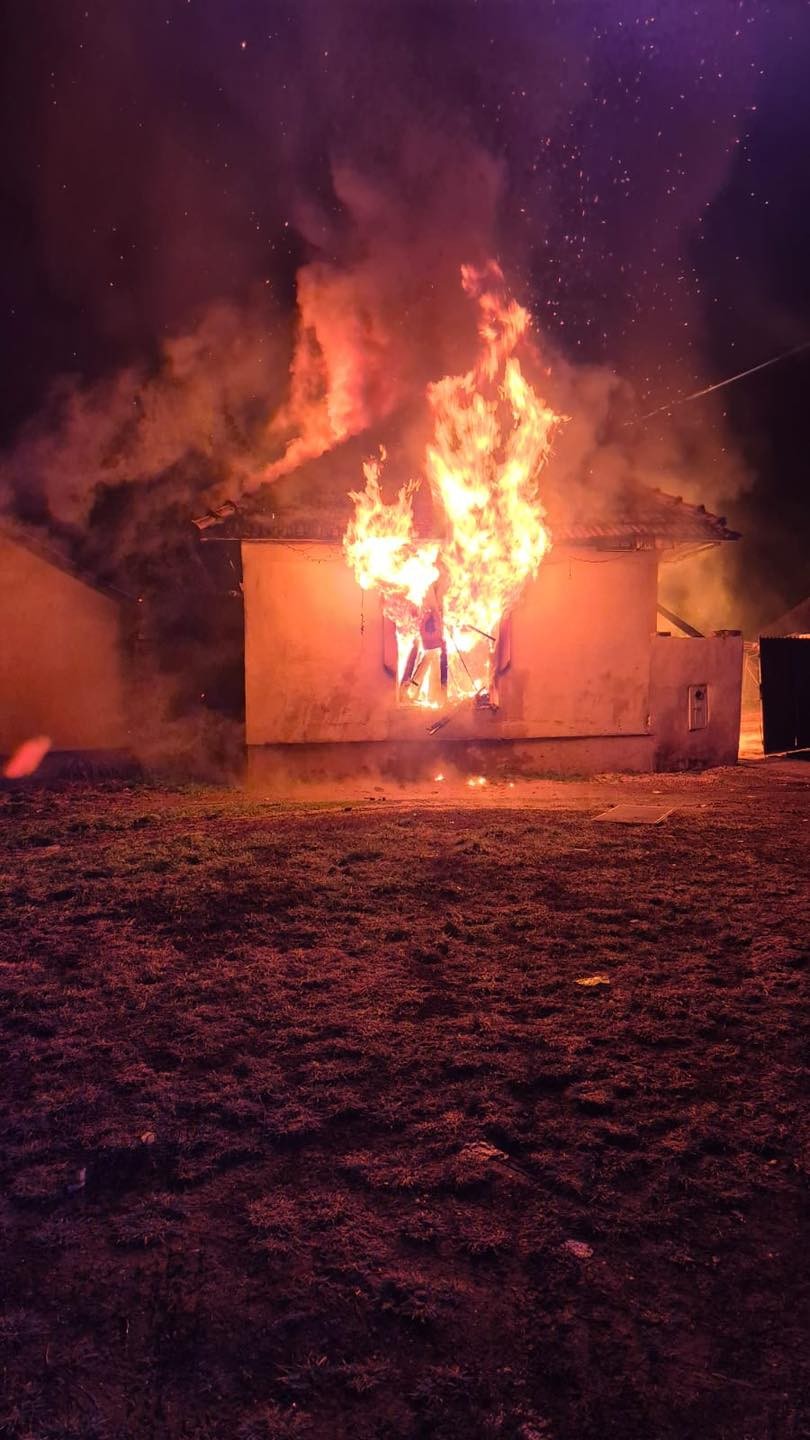 Pri požiari domu v Dvoroch nad Žitavou sa zranili dve maloleté osoby.