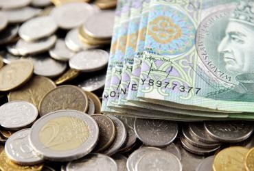 Unia daje pieniądze, a Polska wyrzuca je w błoto