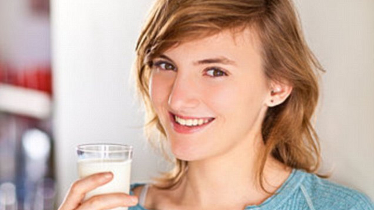 Od lat wpajano nam, ze powinniśmy pić mleko, żeby mieć zdrowe kości. Okazuje się jednak, że to nie jedyna właściwość tego napoju. Najnowsze badania naukowców dowodzą, że picie mleka może opóźnić albo zapobiec procesowi demencji.