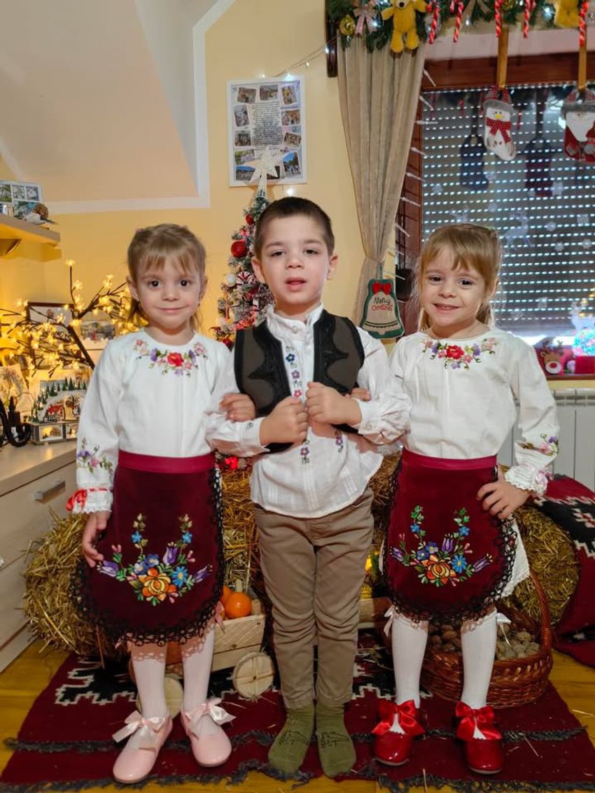 Za Badnje veče deca su kitila Badnje drvo