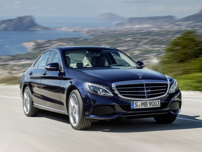 Hybrydowy model C300 h został wyposażony w czterocylindrowy silnik benzynowy i silnik elektryczny, które wspólnie generują 231 KM. To o 27 KM więcej od wersji wyposażonej w silnik diesla. Zastosowanie rozwiązania hybrydowego zwiększyło moment obrotowy. Podczas, gdy silnik spalinowy generuje 250 Nm, elektryka dokłada kolejne 250 Nm. 
<br>
Producent podaje, że pierwsza setka osiągana jest w czasie 6,4 sekundy. Katalogowe spalanie nie powinno przekraczać natomiast 3,9 litra na 100 km.
<br>
Hybrydowa odmiana C300 h jest droższa od porównywalnej C250d o około 14 tys. zł. Ponadto baterie, które znalazły się na pokładzie zmniejszyły pojemność bagażnika z 480 do 435 litrów oraz pojemność zbiornika paliwa z 66 do 50 litrów.