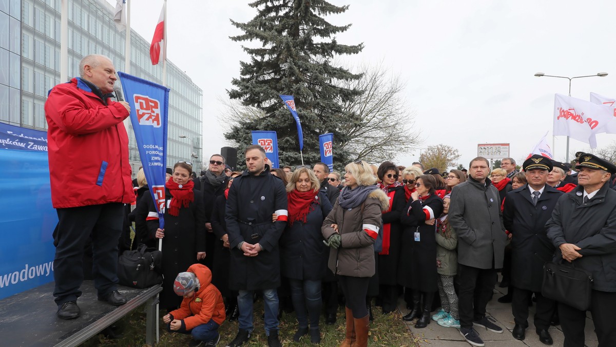 Przedstawiciele związków zawodowych w PLL LOT deklarowali dziś, że są "nastawieni na pokojowe rozwiązanie problemu i zakończenie sporu w LOT". Zaapelowali do osób, które brały udział w strajku, by jutro przyszły do pracy.