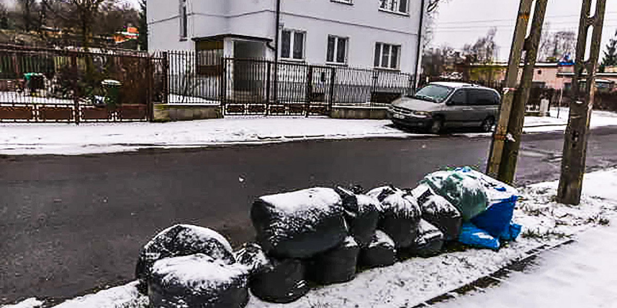 Liście zalegają w workach na łódzkich ulicach 