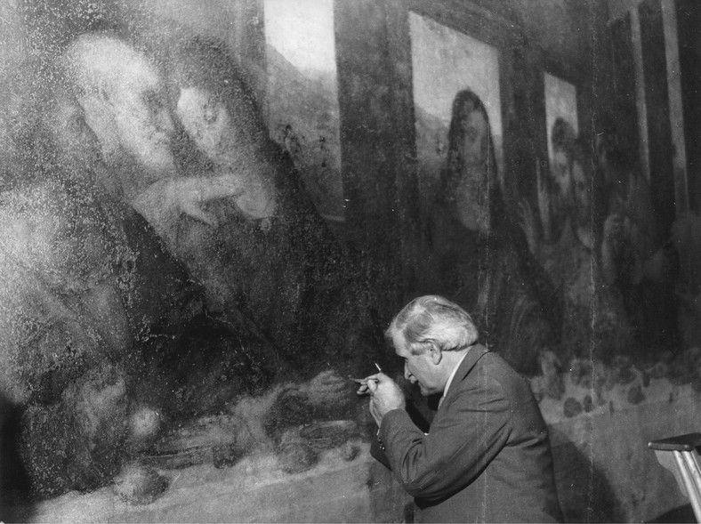 Profesor Mauro Pellicioli odnawia Ostatnią Wieczerzę Leonarda Da Vinci, 30 maja 1954 r.