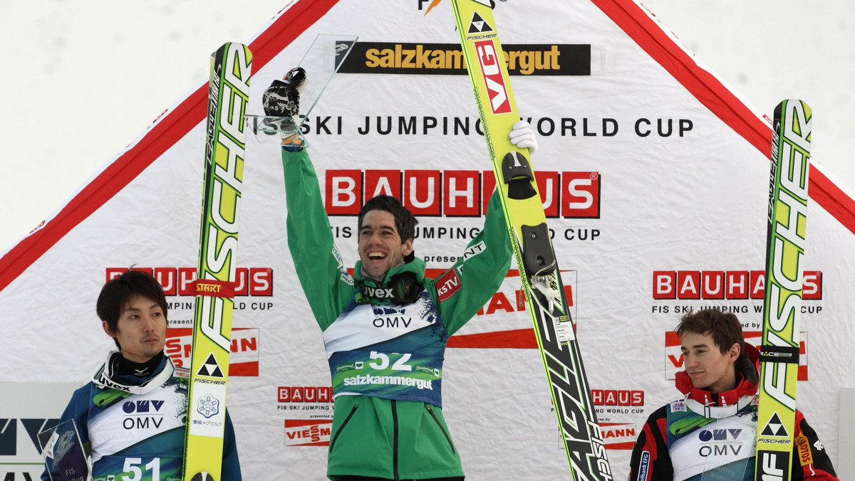 Kamil Stoch z mieszanymi uczuciami przyjął do wiadomości dyskwalifikację Gregora Schlierenzauera. Mimo tego, że pech Austriaka dał naszemu najlepszemu skoczkowi miejsce na podium, Stoch przyznaje, że wolałby wywalczyć je w normalnej rywalizacji - czytamy na skijumping.pl.