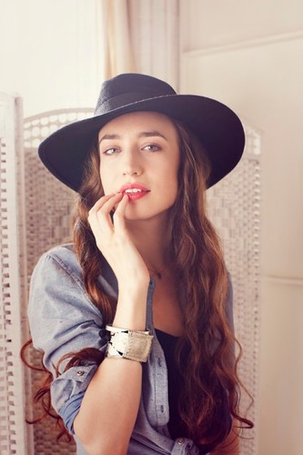 Elizabeth Jagger w kampanii reklamowej Wrangler Denim Spa