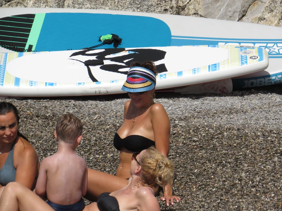 Aleksandra Prijović sa majkom Borkom i sinom Aleksandrom na plaži