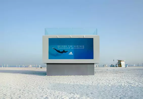 Adidas stworzył billboard, w którym można popływać. Ta akcja reklamowa ma drugie dno