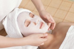 Planujesz opalanie? Z tego zabiegu na twarz lepiej zrezygnować!