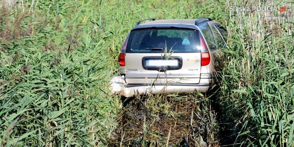 Pijany wjechał w szuwary uciekając przed policją. Wiózł niemowlę!