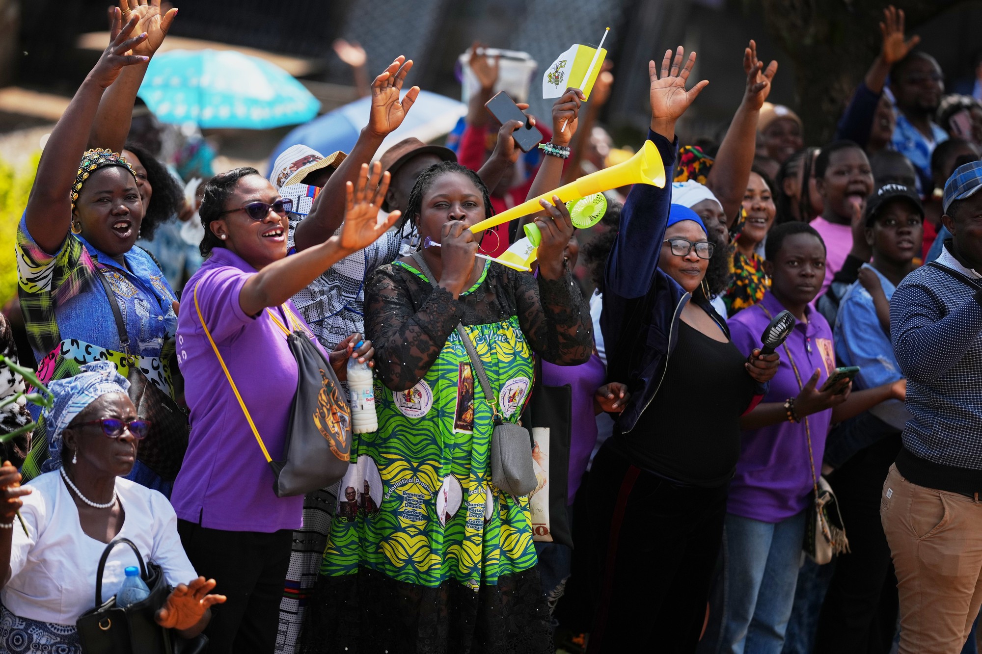 Ľudia čakajú na príchod pápeža Leva XIV. v kamerunskom meste Bamenda.