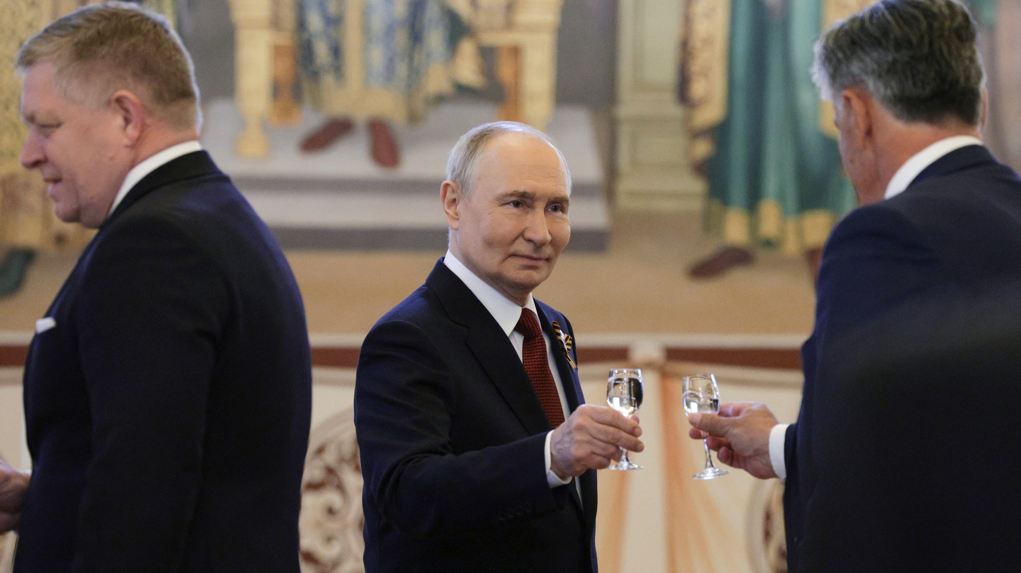 Ruský prezident Vladimir Putin (uprostred), slovenský premiér Robert Fico (vľavo) a prezident Republiky srbskej Sinisa Karan 9. mája 2026.