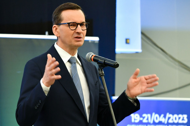 Premier Mateusz Morawiecki przemawia podczas II Kongresu Małych i Średnich Miast w Bibliotece Publicznej im. Marii Pauliny Orsetti w Chełmie