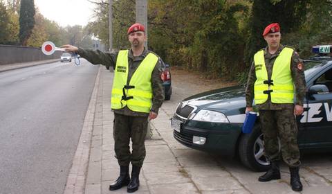 Żandarmeria Wojskowa na drogach przy granicy. Czy może kontrolować kierowców?