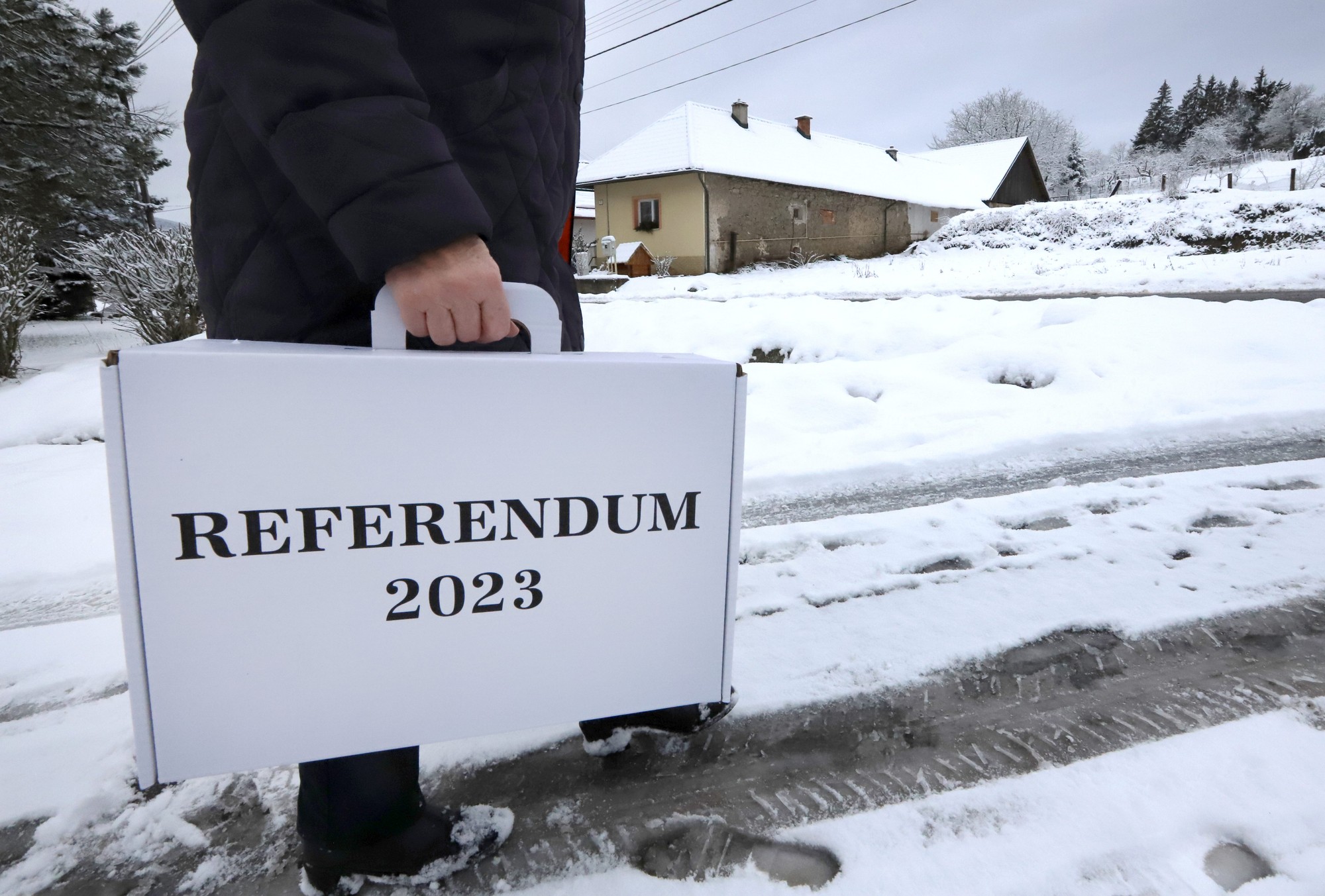 Na to, aby bolo referendum úspešné, musí viac ako polovica zúčastnených voličov za otázku hlasovať kladne. 