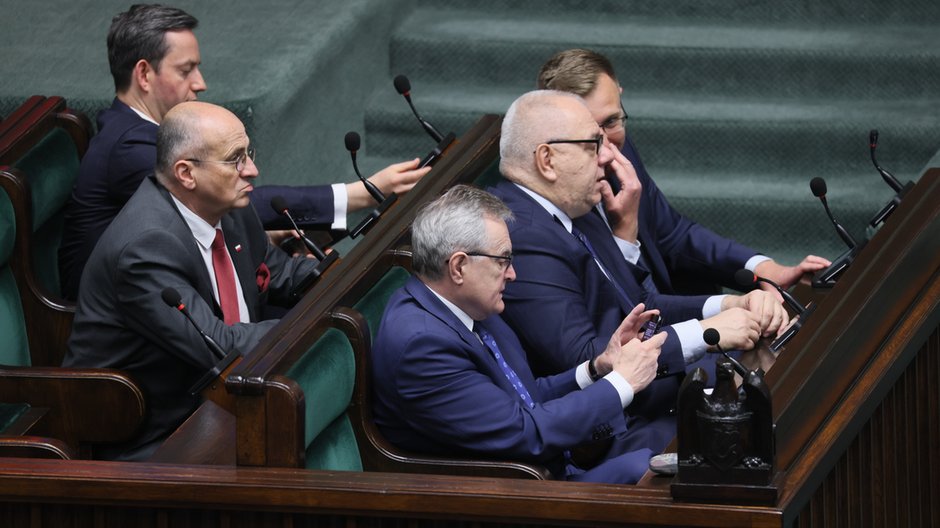 Zbigniew Rau, Piotr Gliński oraz Jacek Sasin w sejmowych ławach