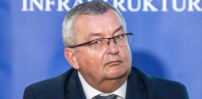 Minister Adamczyk: chcemy wyeliminować piratów drogowych. Fakt przypomina: ministrze zacznij od swoich