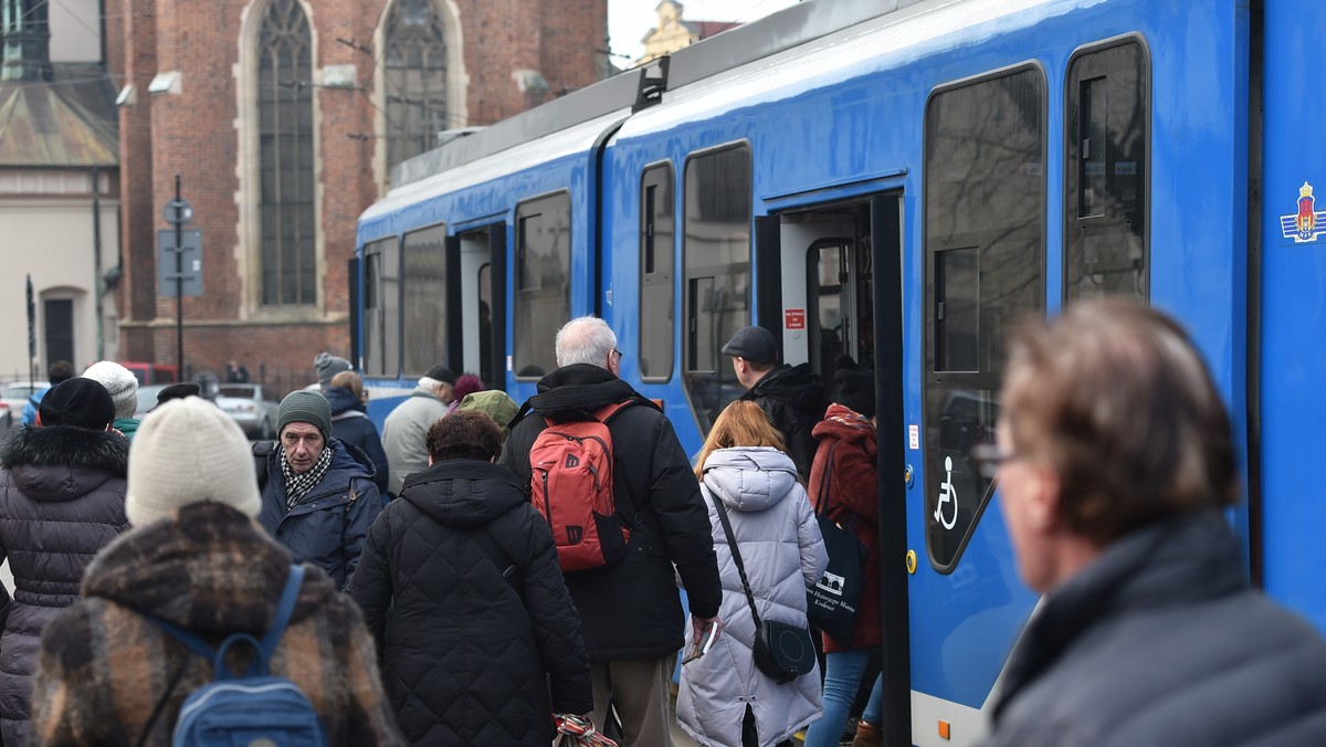 Od poniedziałku na najważniejszych trasach komunikacji miejskiej w Krakowie wzrośnie liczba kursów autobusów i tramwajów oraz pojawi się kilka nowych tras. Liczba kursów tramwajów wzrośnie o około 10 proc.; większość będzie jeździć co 7-8 minut.