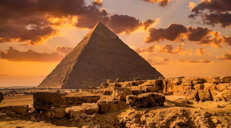 Kheopsz nagy piramisa naplementekor az egyiptomi Gízában / Fotó: Getty Images