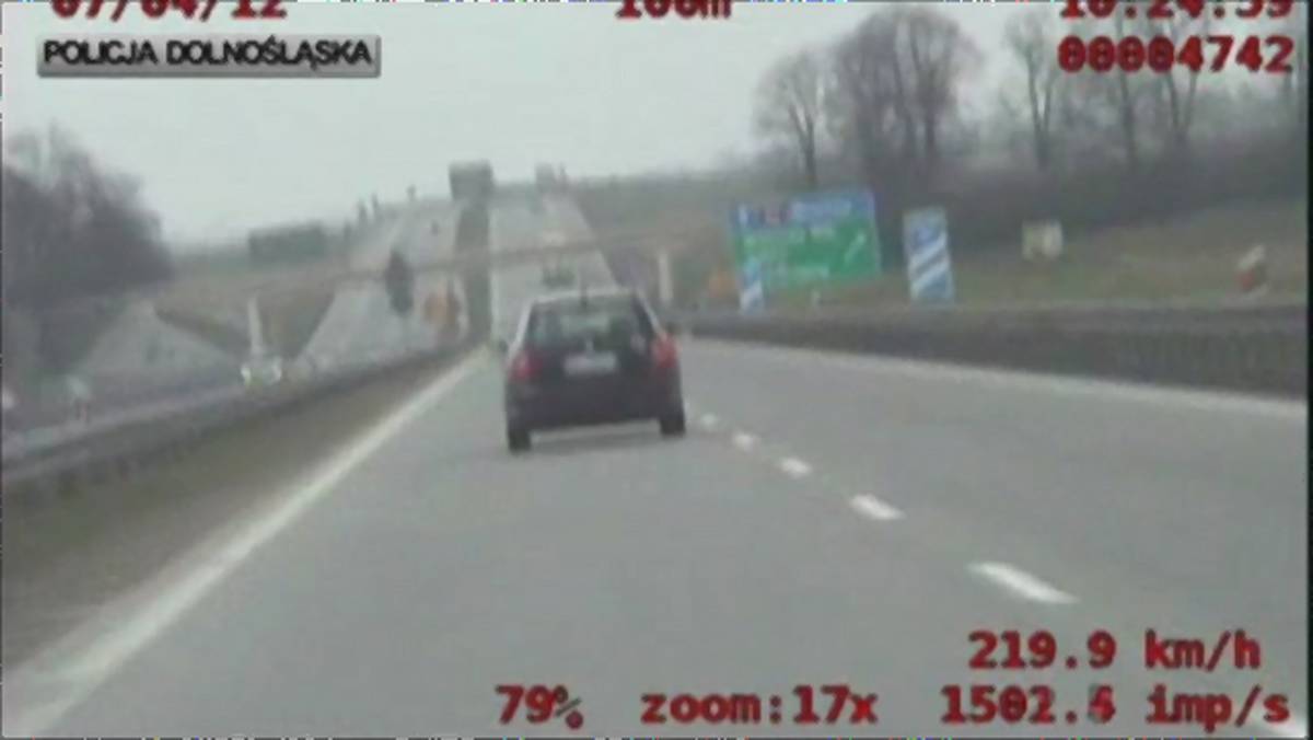 Przekroczenie prędkości o 100 km/h na drodze ekspresowej – to, zdaniem ministra Zbigniewa Ziobry – nie jest powód, by zatrzymywać karnie prawo jazdy