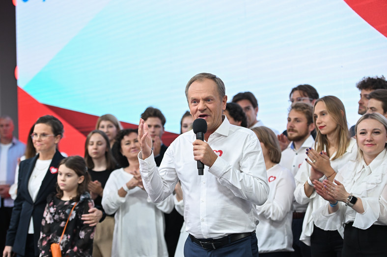 Donald Tusk w swoim sztabie wyborczym po ogłoszeniu wstępnych wyników wyborów