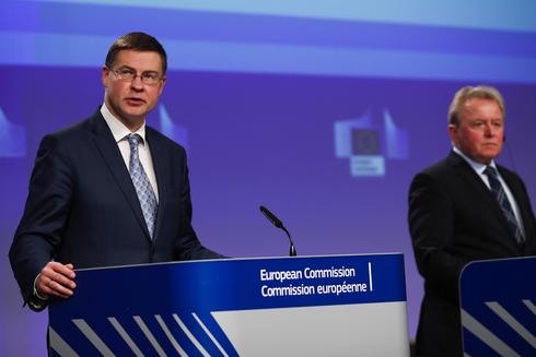 Valdis Dombrovskis (L) przemawia podczas wspólnej konferencji z Januszem Wojciechowskim (P) / zdj. PAP (zdjęcia)