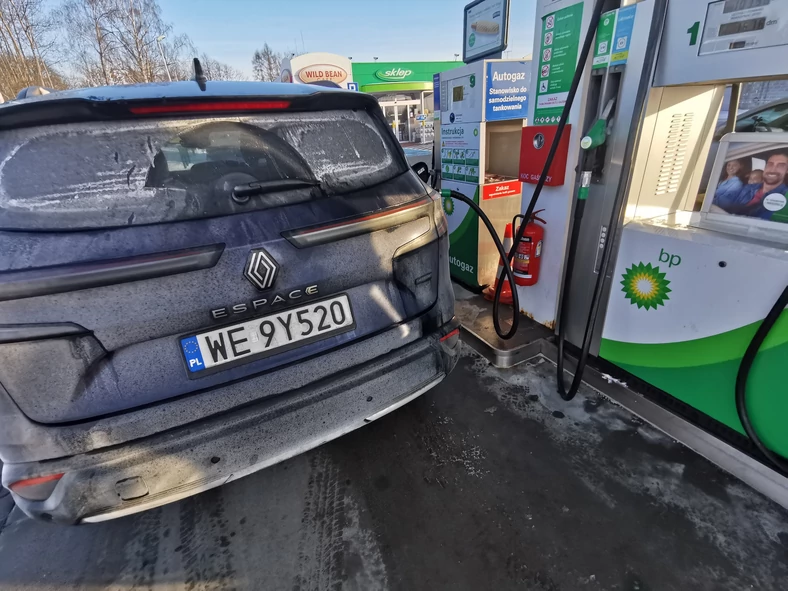 Zużycie paliwa (w teście średnio na poziomie 8 l/100 km) jest, biorąc pod uwagę zimowe warunki i dużo jazdy autostradowej, bardzo rozsądne. Niemniej osiągnięcie poziomu deklarowanego przez producenta może okazać się wręcz niemożliwe