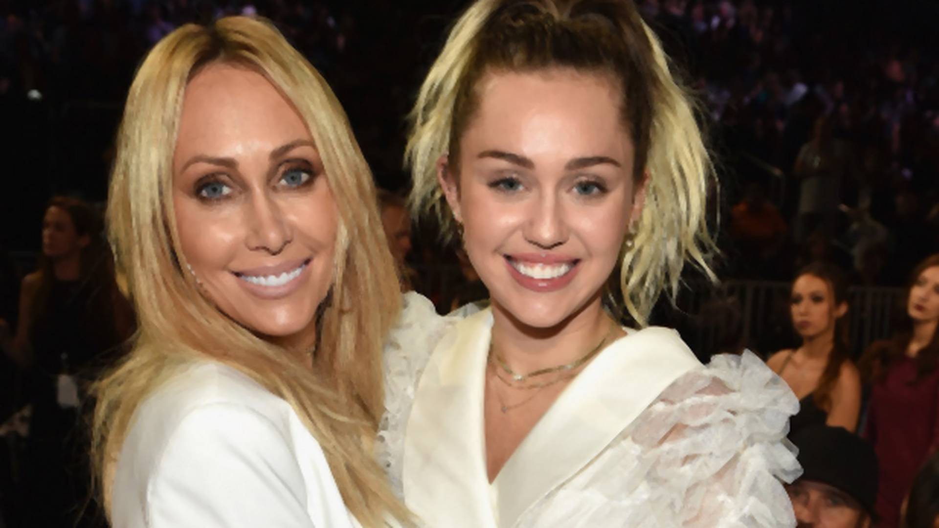 Miley Cyrus és édesanyja közös füvezéssel ünnepelték meg az anyák napját