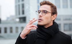 Dzięki paleniu nie zakazisz się koronawirusem? Interesujące wyniki badań z Francji