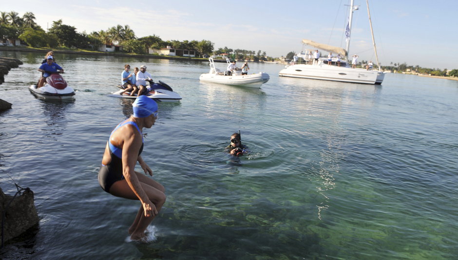 Diana Nyad podczas piątej próby przepłynięcia problematycznego odcinka. 31 sierpnia 2023 r. Hawana, Kuba.