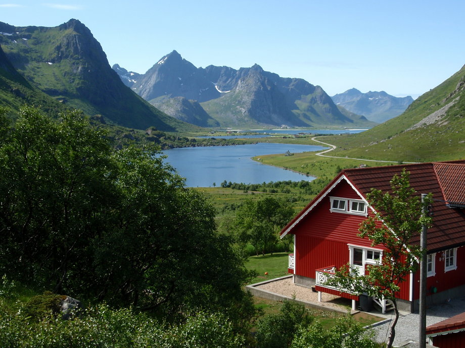 Norwegia pokazuje potęgę natury. Niezwykły kraj fiordów otoczonych wysokimi górami i lodowcami