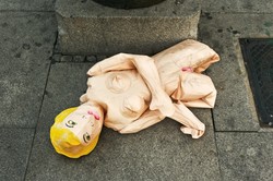 Klubowi piłkarskiemu grozi kara za umieszczenie dmuchanych lalek na trybunach