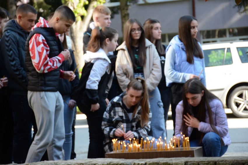 Zvečan: Pale sveće za ubijenu decu u školi na Vračaru