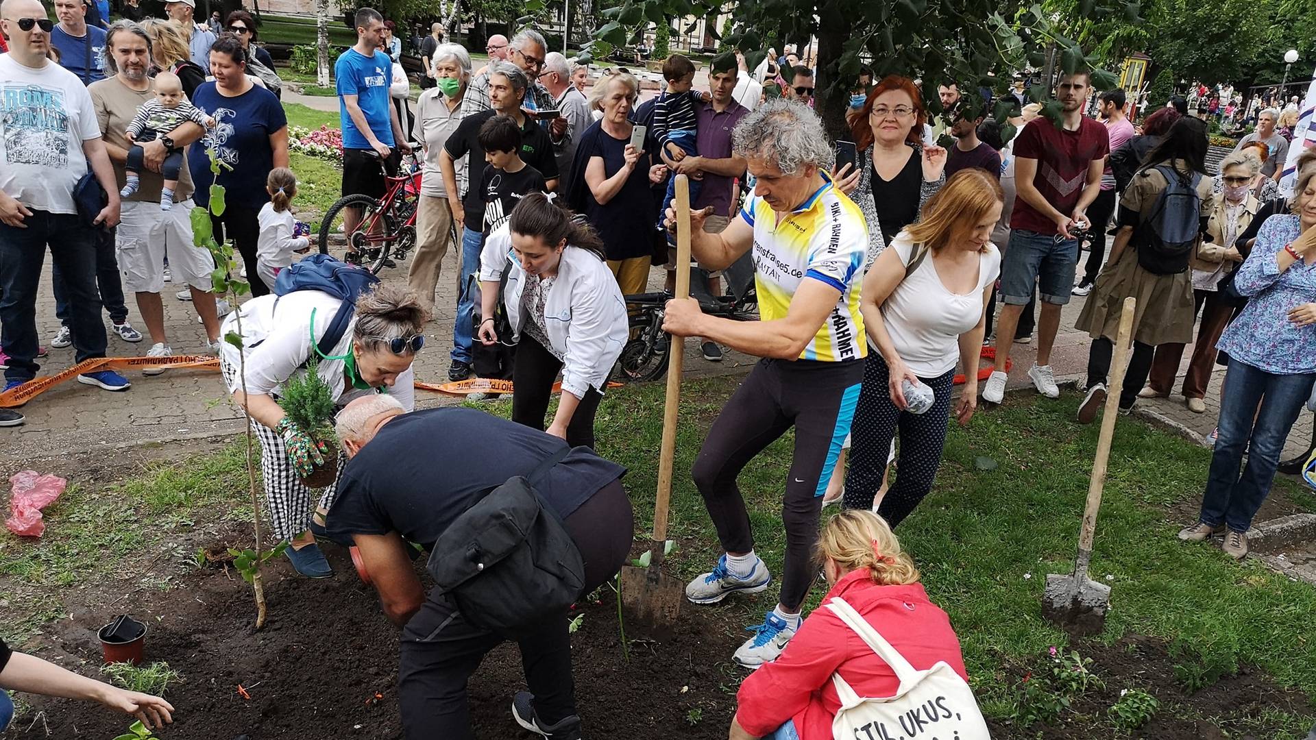 Pančevci sadili drveće u parku, komunalna policija im pisala kazne