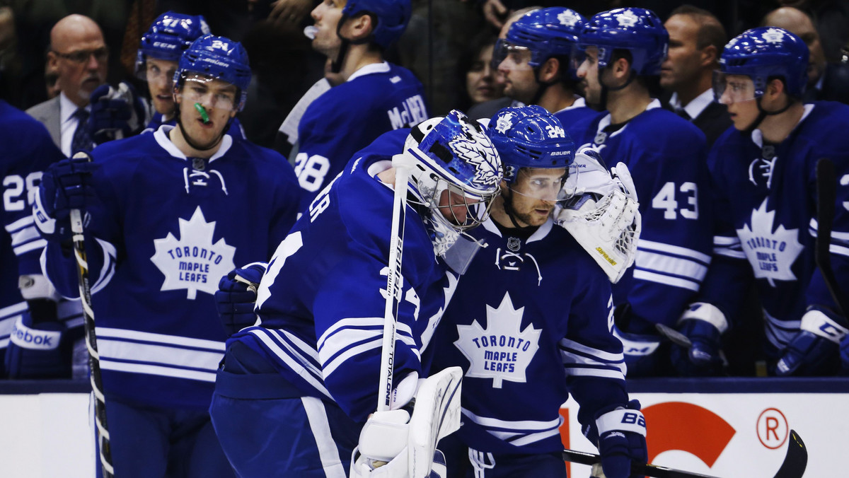 Toronto Maple Leafs pokonało Philadelphia Flyers 5:2 i zyskało czwarte z rzędu zwycięstwo. Kosztem tego sukcesu był jednak uraz bramkarza Jamesa Reimera, który opuścił plac gry na początku drugiej tercji.