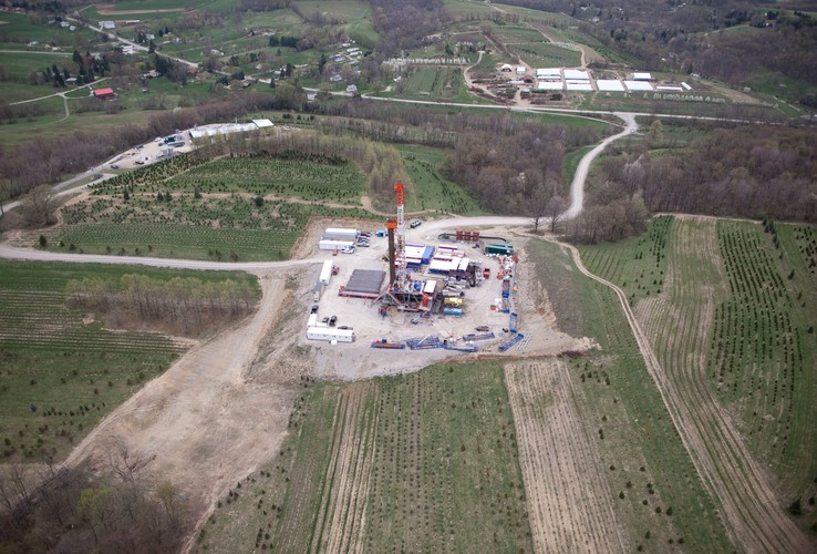 Wydobycie gazu z łupków. Stacja wydobywcza w okręgu Chartiers, hrabstwo Waszyngton w Pensylwanii, USA. Urządzenia służące do wydobycia gazu łupkowego należące do spółki wiertniczej Patterson-UTI.  foto: Andrew Harrer/Bloomberg