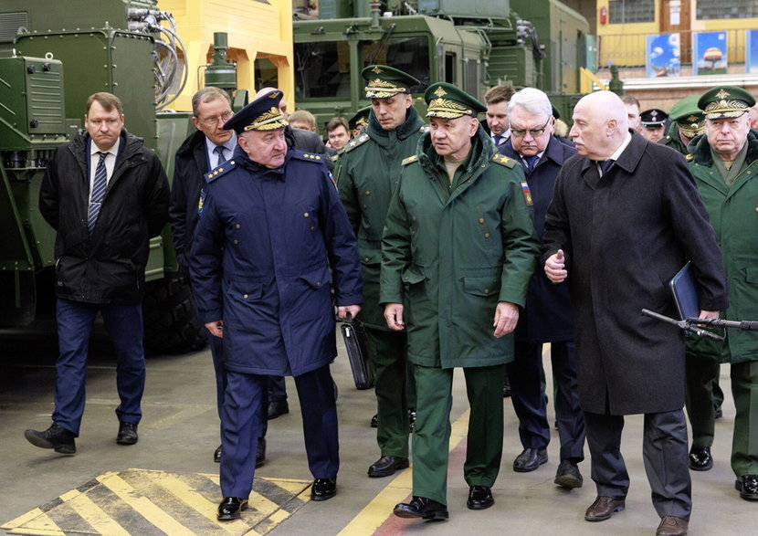 Minister obrony Siergiej Szojgu kontroluje realizację państwowych zamówień obronnych w fabryce koncernu zbrojeniowego Ałmaz-Antiej w Moskwie, 6 marca 2024 r.