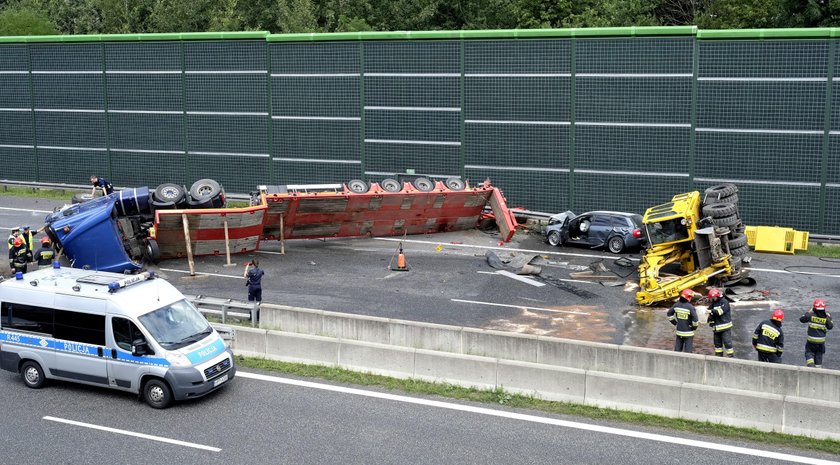 Ciężarówka wywróciła się na autostradzie