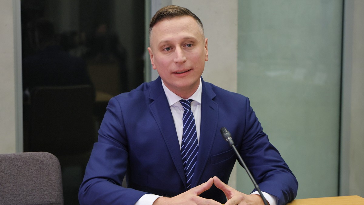Krzysztof Brejza krytykuje Prokuraturę Krajową, wskazując na naciski polityczne za czasów PiS [Źródło: Onet]