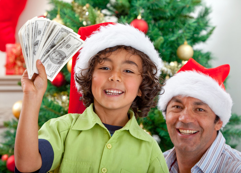 Święta Bożego Narodzenia, to okres wzmożonych wydatków. Część z nas, by im sprostać, korzysta ze wsparcia banków. Nasi klienci musieli wspomóc domowy budżet kredytem gotówkowym w wysokości 2 000 zł, który chcą spłacać przez 12 miesięcy.