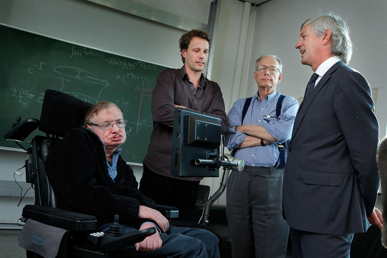 Stephen Hawking i Thomas Hertog (drugi od lewej) na Uniwersytecie w Leuven. Towarzyszą im amerykański fizyk James Hartle (trzeci od lewej) oraz rektor uczelni Mark Waer.