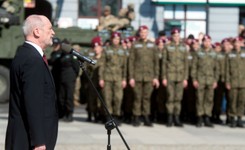 Macierewicz do żołnierzy NATO: Niech Bóg wszechmogący błogosławi Amerykę, błogosławi NATO, błogosławi Polskę