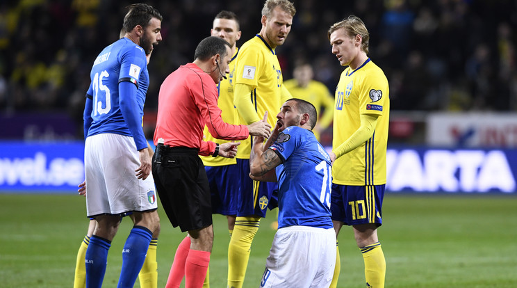 Leonardo Bonucci (térdel) orra eltörött, de a védő maszkban ott lehet a svédek elleni visszavágón /Fotó: AFP