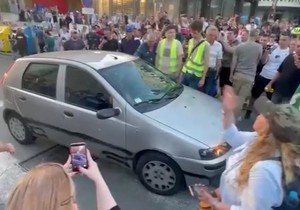 Automobil u centru išaran sprejevima