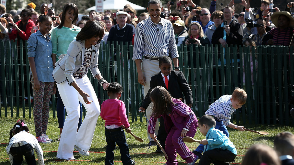 Córki <strong>Baracka Obamy</strong>, przywódcy Stanów Zjednoczonych, uczą się w prestiżowej prywatnej szkole Sidwell Friends School. Jednak nad placówką mieszczącą się w Washington D.C. zawisły czarne chmury. Wszystko przez skandal towarzyski z udziałem jednego z szanowanych pedagogów.