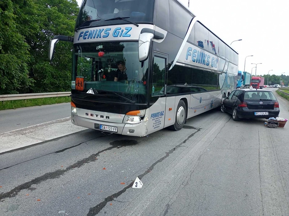 Sudar automobila i autobusa đačke ekskurzije u Šapcu