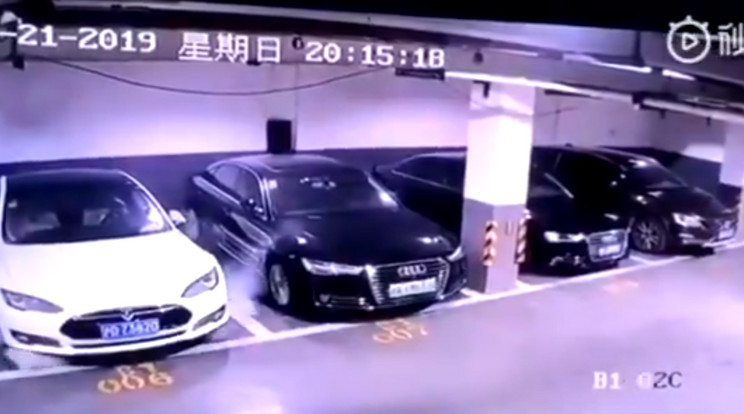Felrobbant egy Tesla Kínában /Fotó: Twitter video
